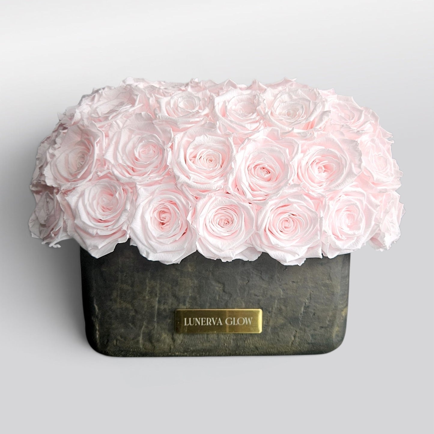 Elegante Ovale Vase aus Stein mit Bridalpink konservierten Rosen | LUNERVA GLOW