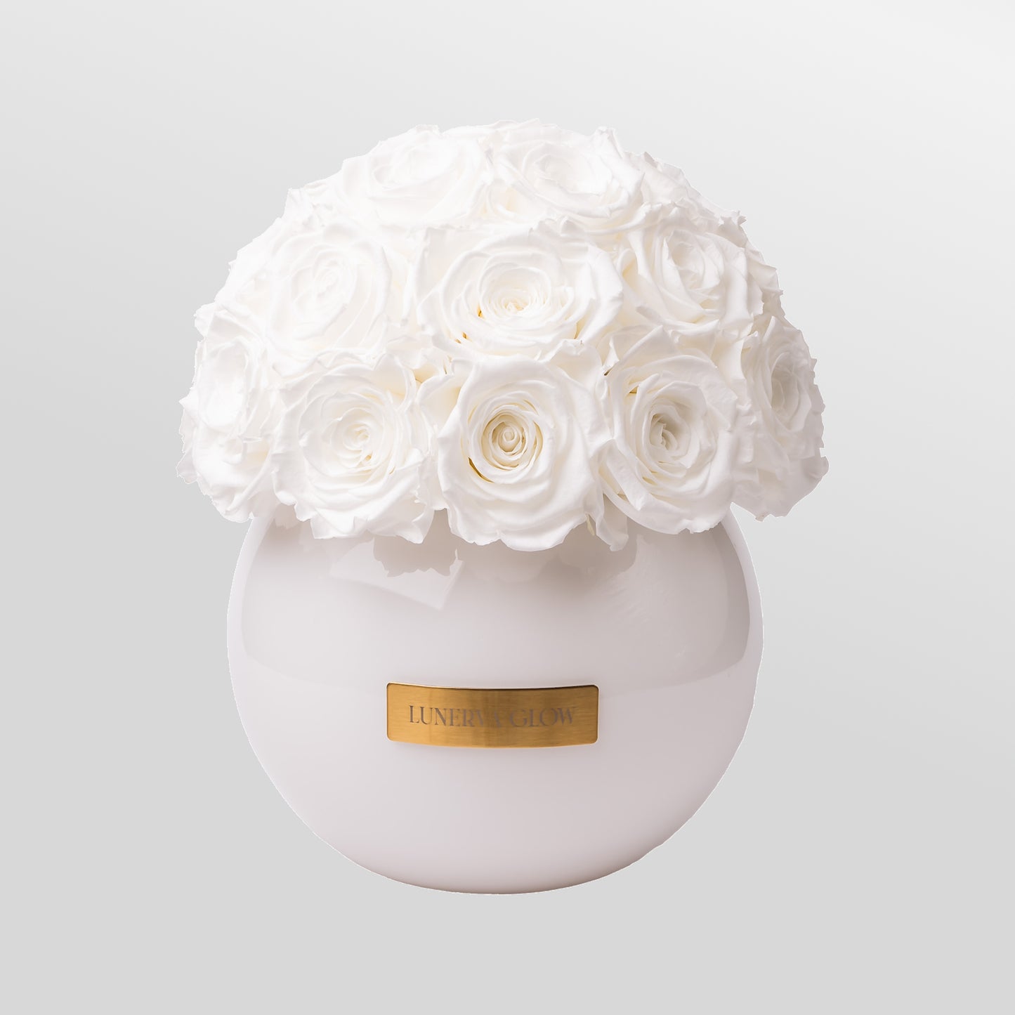 Elegante weisse Glass Vase gefüllt mit weissen haltbaren Rosen | LUNERVA GLOW