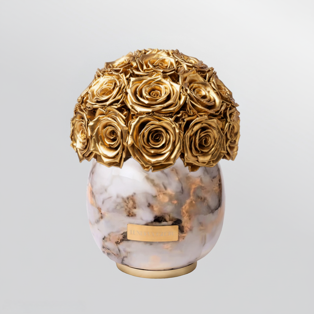 Weiße gemusterte Metallvase mit Goldenen konservierten Rosen. Dekoration | Lunerva Glow