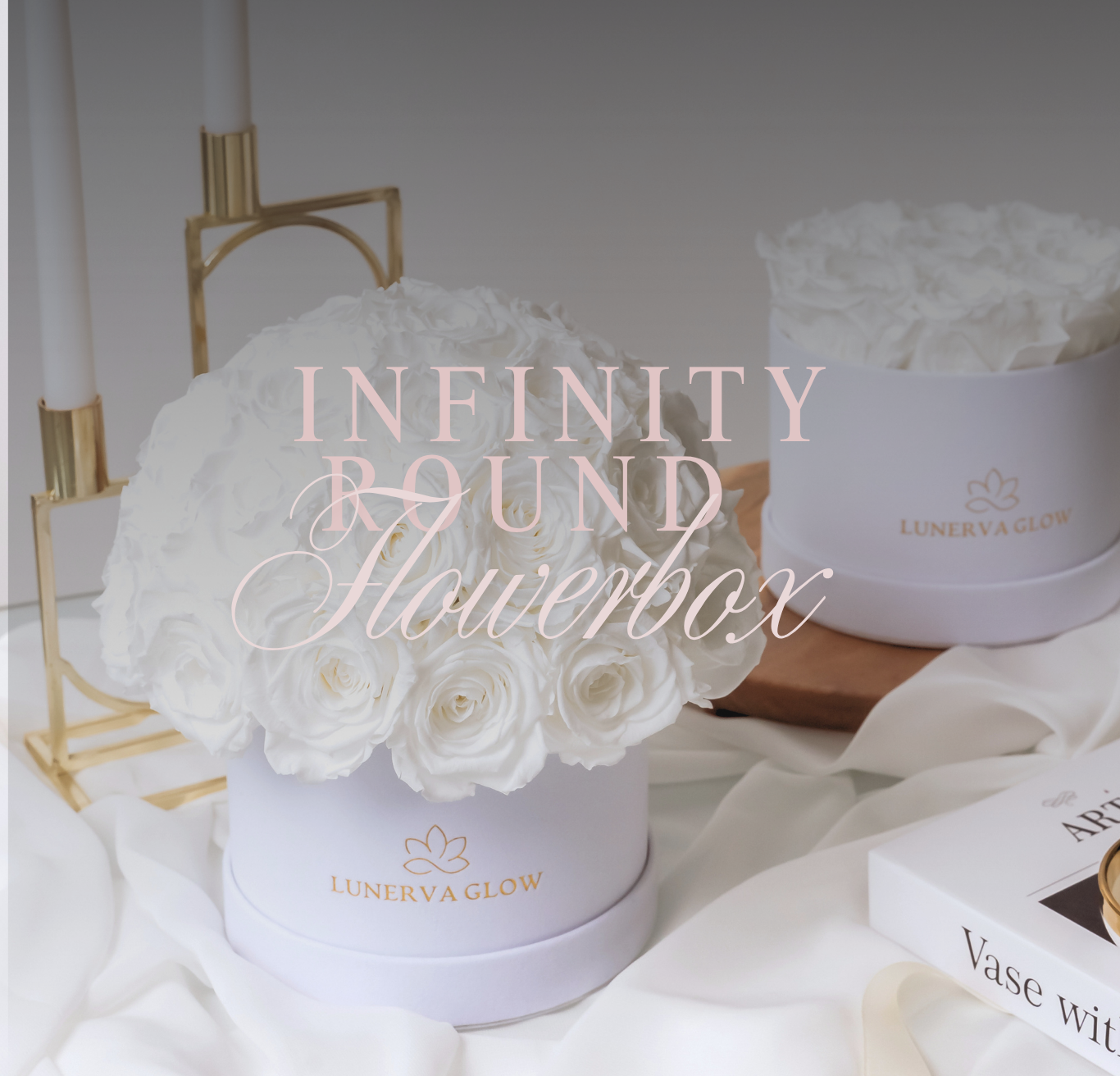 Unsere Kollektion präsentiert rundförmige Samtboxen mit sorgfältig arrangierten echten Infinity Rosen in vielfältigen Farbvariationen