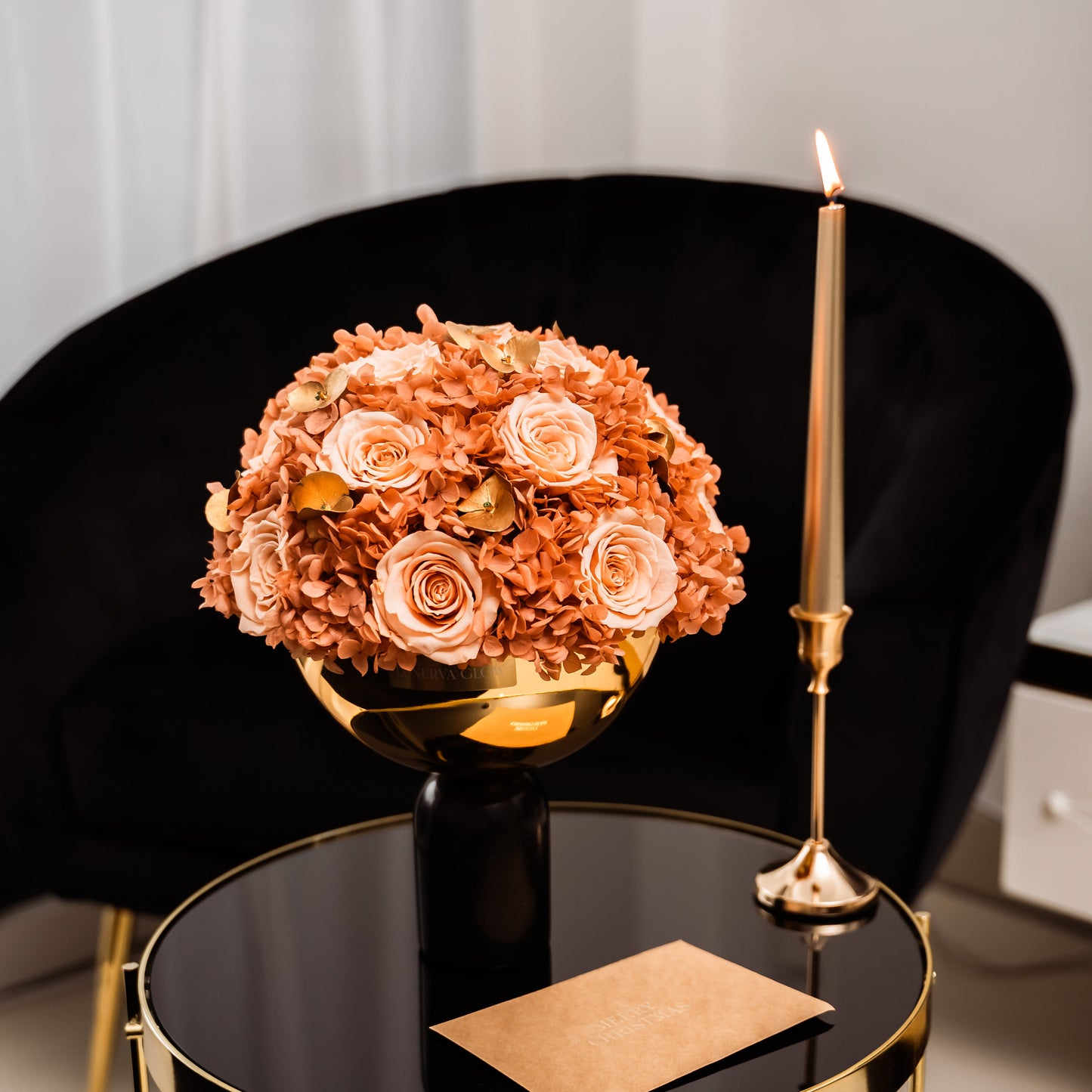Lifestyle schwarze Marmorvase mit goldener schale und echten Infinity Rosen, die Jahre halten | Lunerva Glow 
