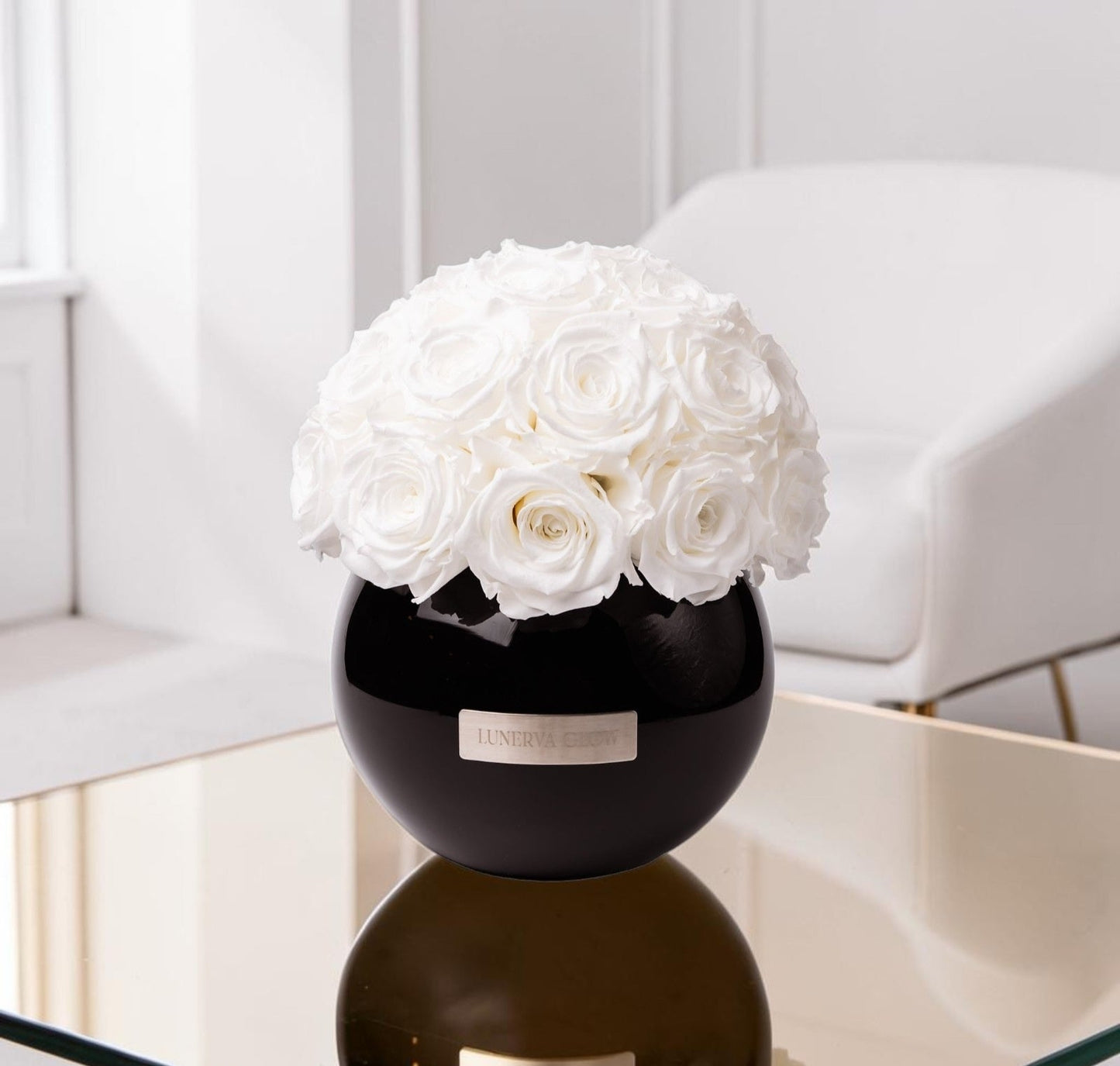 Schwarze Glasvase mit haltbaren Weißen Rosen. Eine exklusive Decoration für jeden Raum| LUNERVA GLOW 