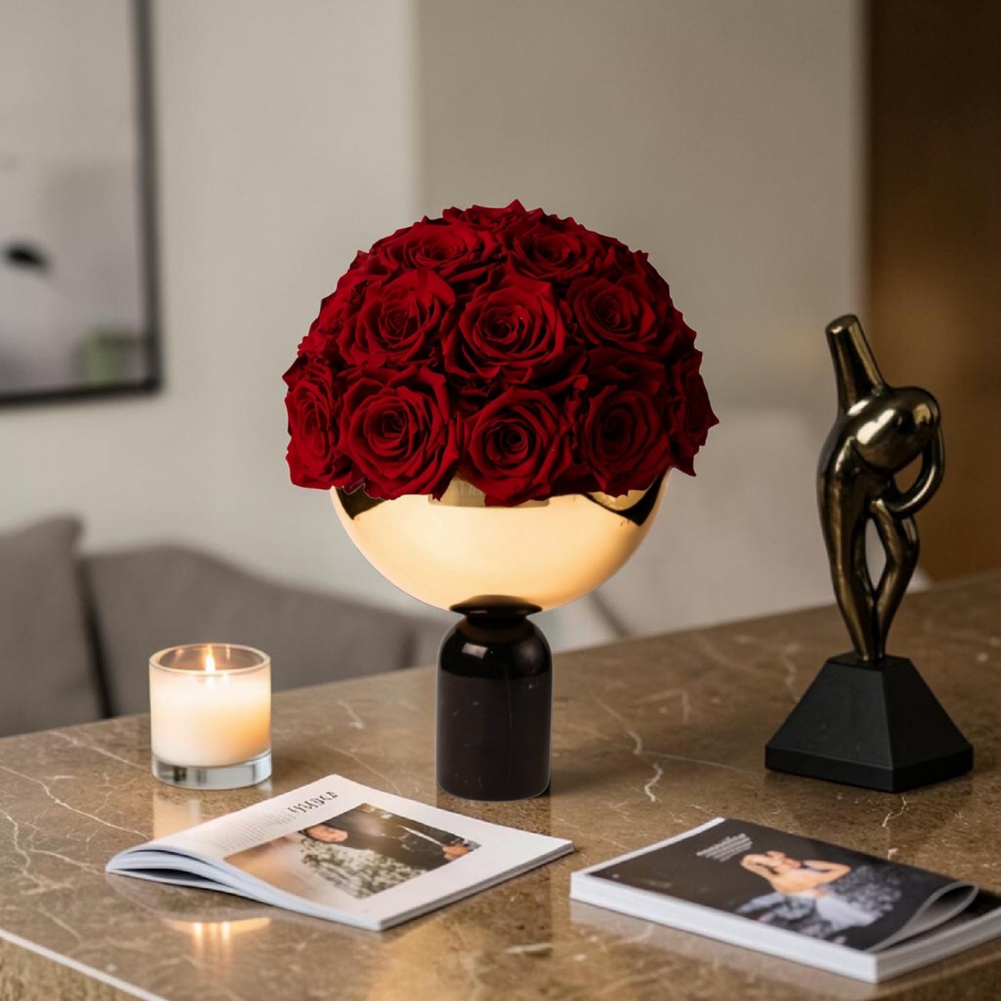Schwarze marmor bowl Vase mit konservierten Rosen in Royal Red | Lunerva Glow 