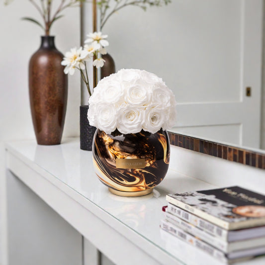 Schwarze Metall Vase mit aufwendiger Muster und weißen ewigen Rosen | LUNERVA GLOW