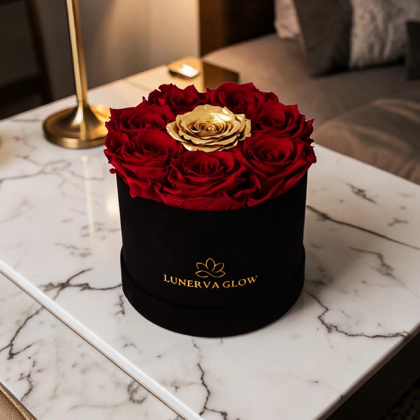 Schwarze eunde Samtbox mit konservierten Roten und Goldene Rose. MIX | Lunerva Glow 