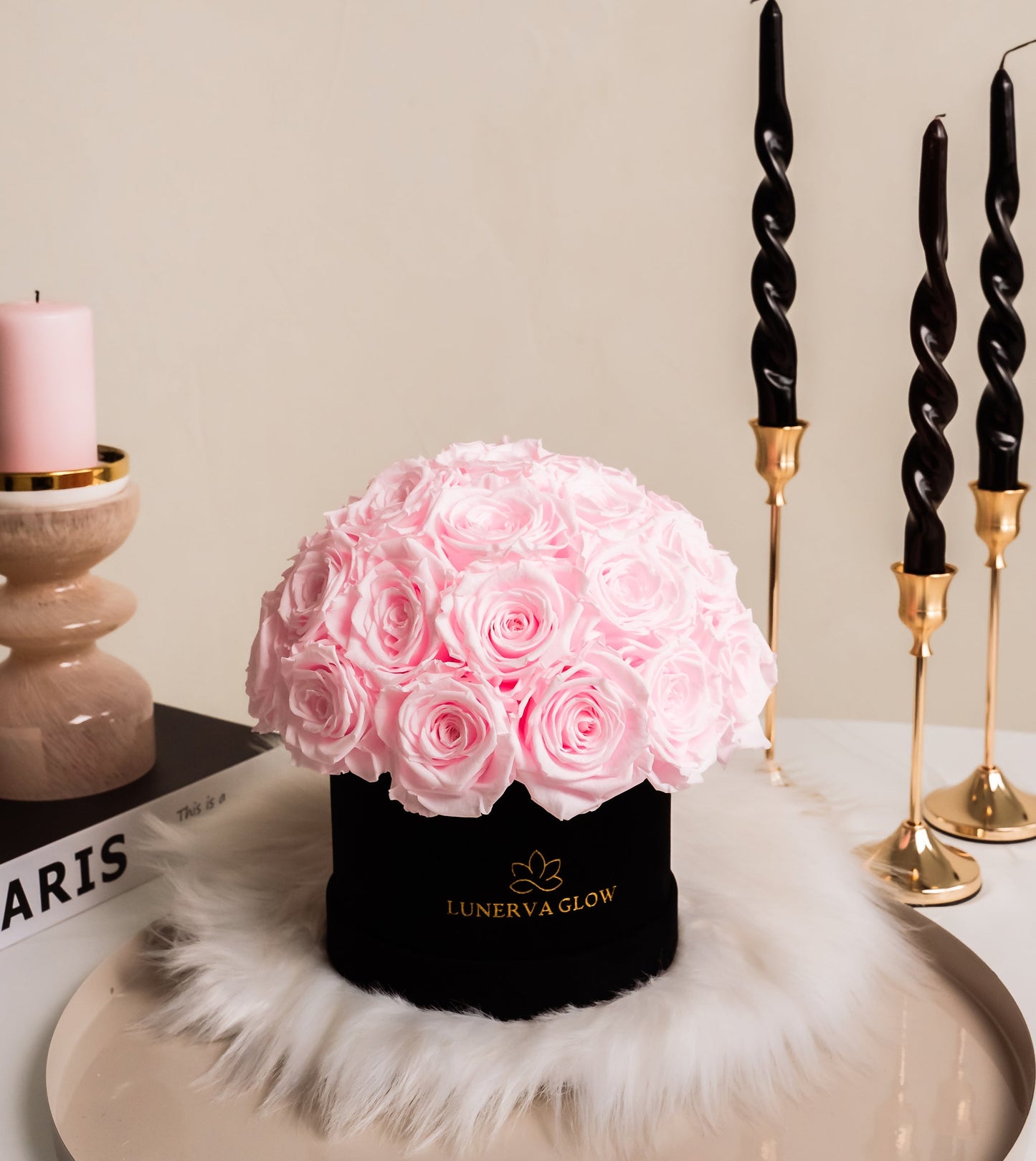 Schwarze Bmlumenbox aus Samt mit echten infinity Rosen in Bridalpink. Kuppelförmige Arrangement als exklusives Geschenk zum Muttertag | Lunerva Glow 