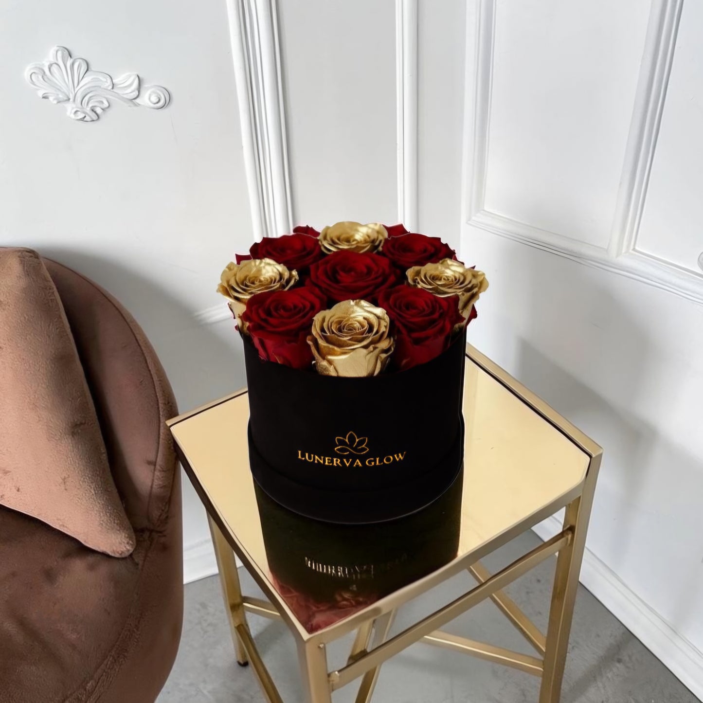 Black Round Flowerbox Gold/Red