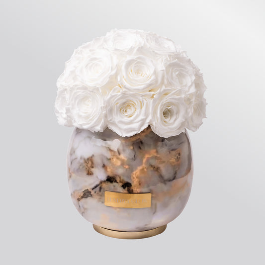 Konservierte Rosen in einer Metallvase in Marmor Optik - Lunerva Glow