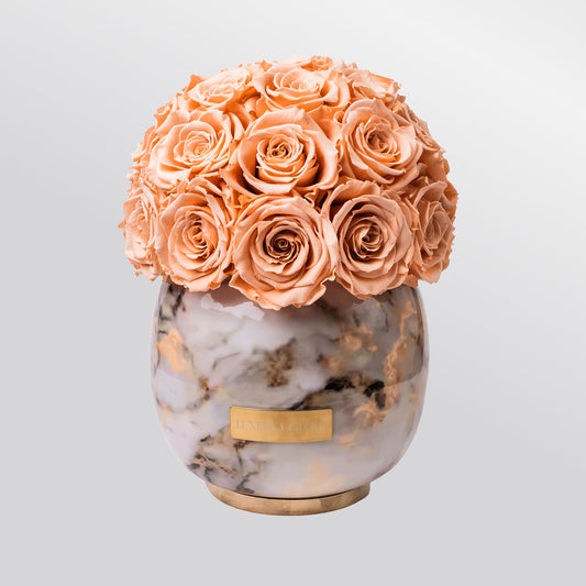 Weisse Vase in Marmoroptik mit ewigen Rosen - Lunerva Glow