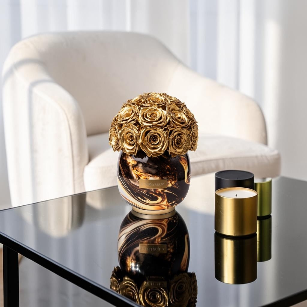 Luxuriöse Dekoration.  Schwarz Golden gemusterte Metallvase gefüllt mit infinity Goldenen Rosen | LUNERVA GLOW 