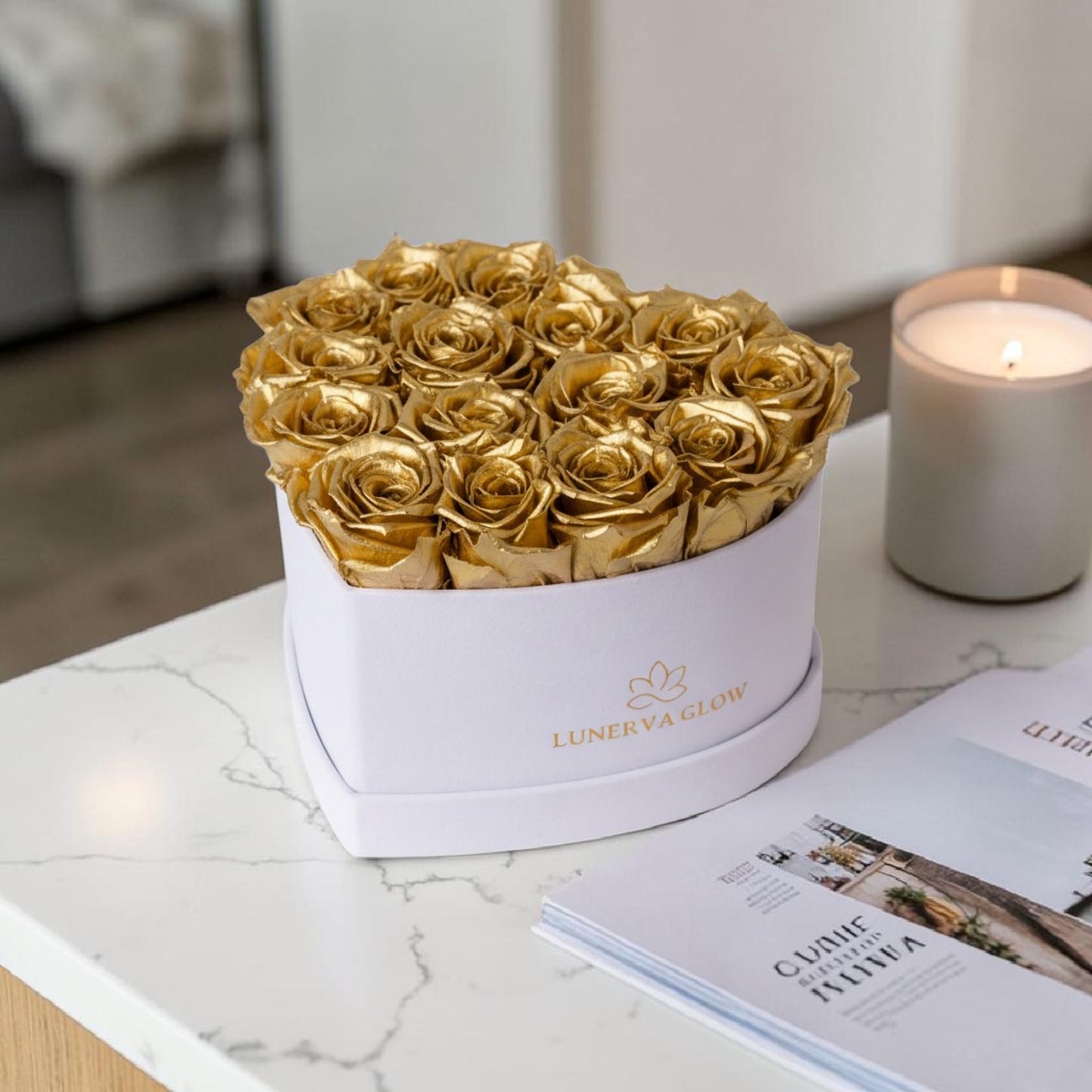 Echte goldene Rosen in Herzbox arrangiert.