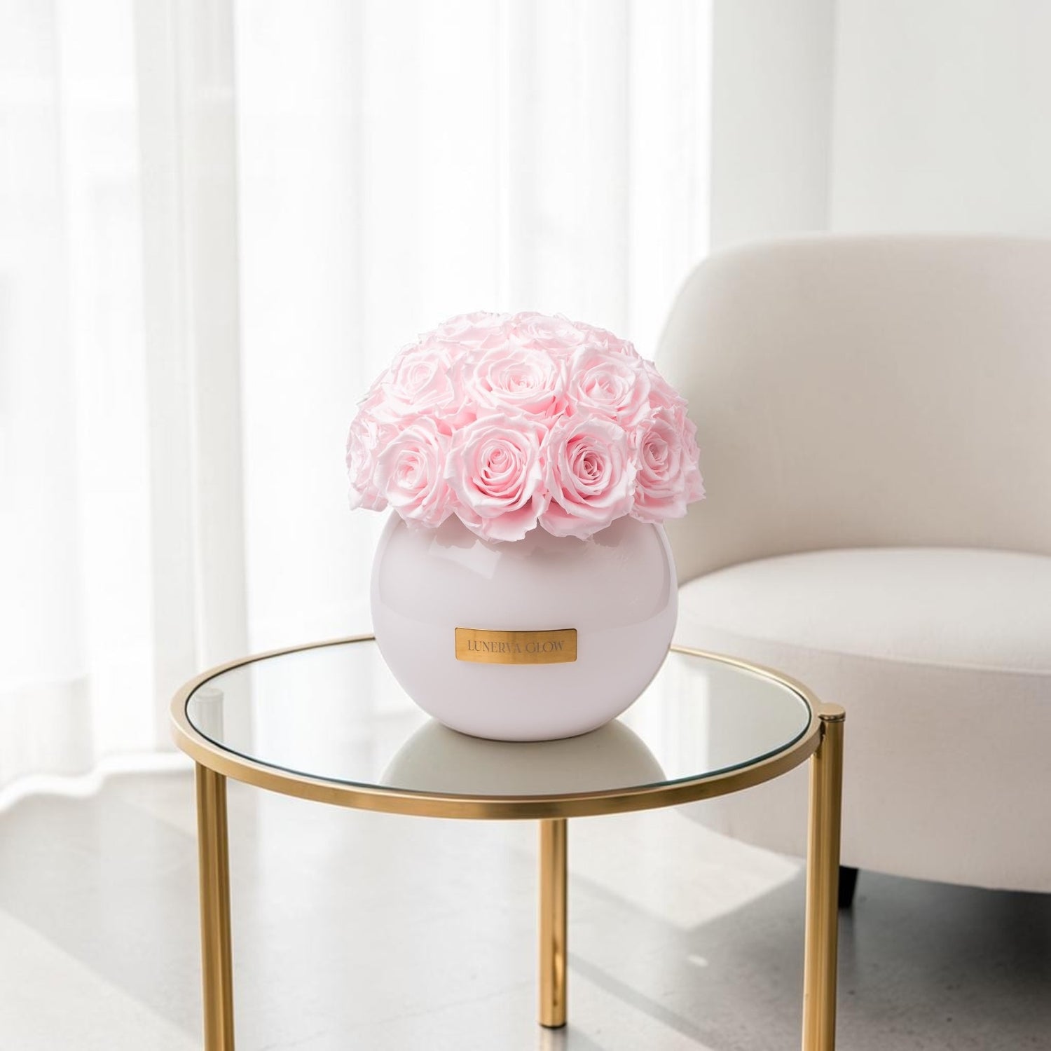Dekoration. Weisse Glassvase mit Bridalpink konservierten Rosen| LUNERVA GLOW 