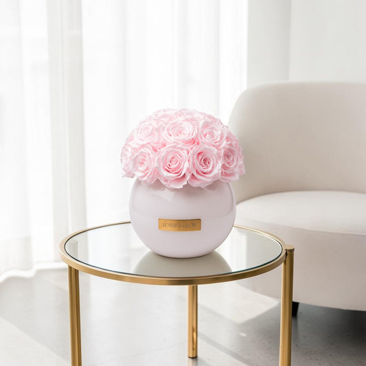 Dekoration. Weisse Glassvase mit Bridalpink konservierten Rosen| LUNERVA GLOW 