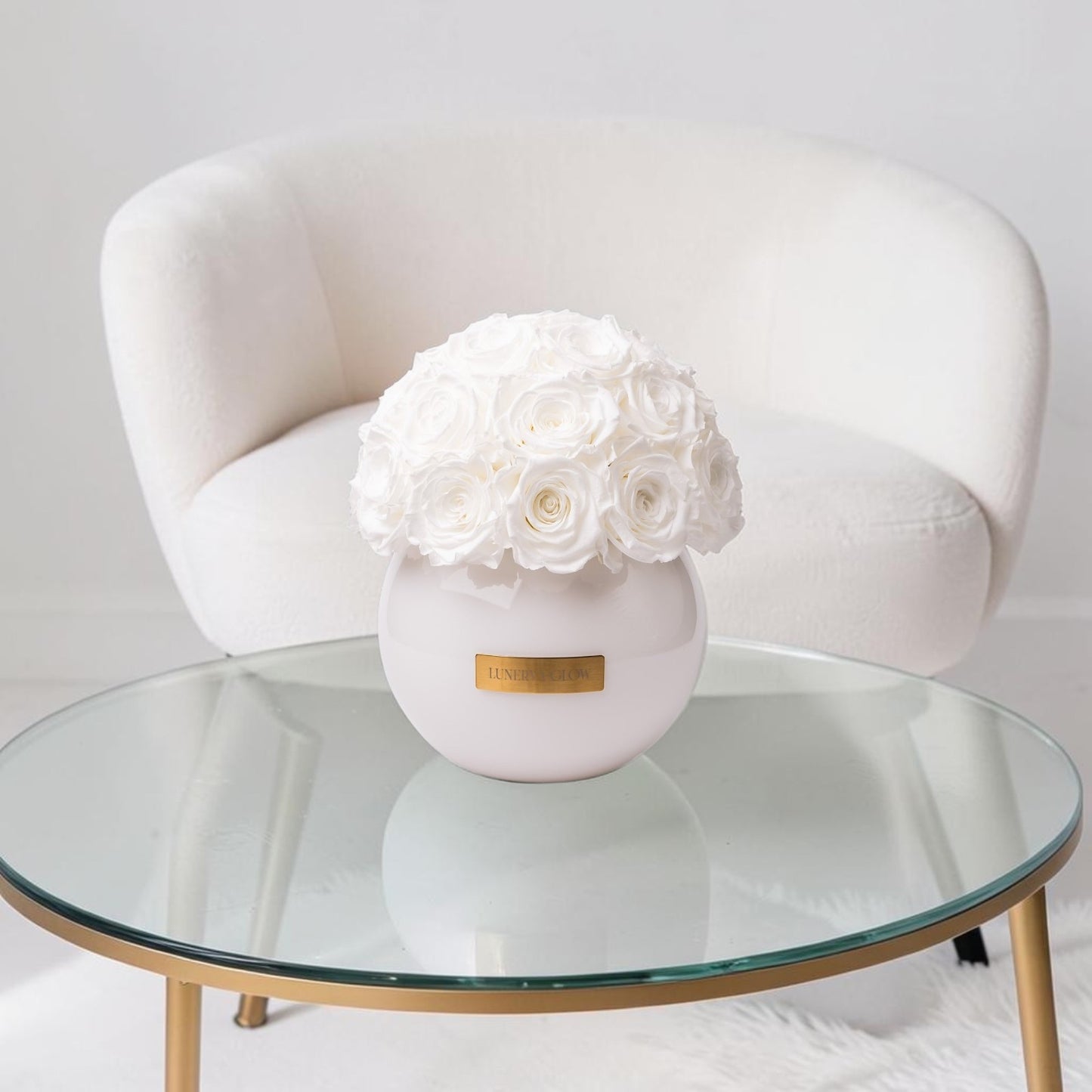 Elegante Weisse Glassvase mit infinity weisse Rosen | LUNERVA GLOW 