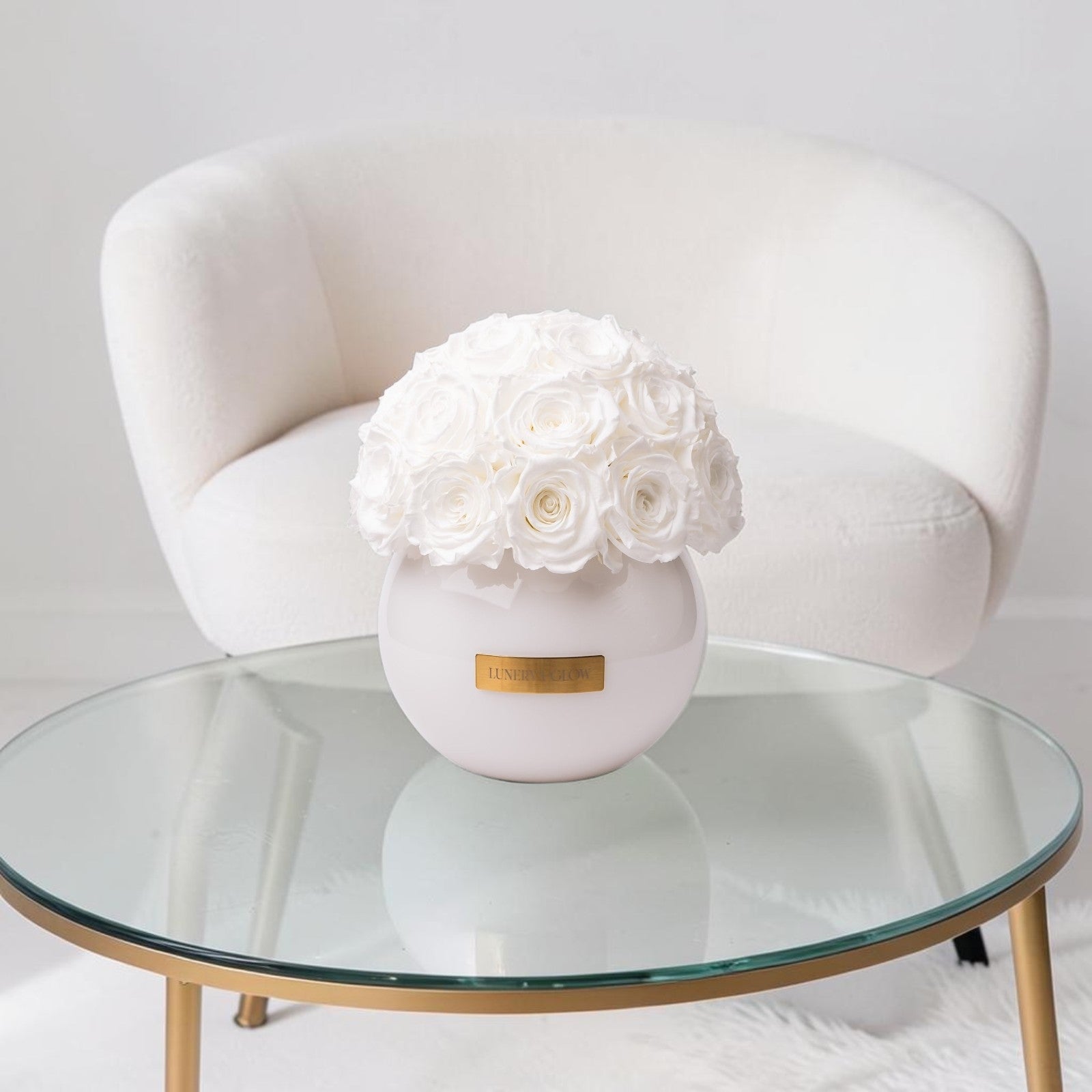 Elegante Weisse Glassvase mit infinity weisse Rosen | LUNERVA GLOW 