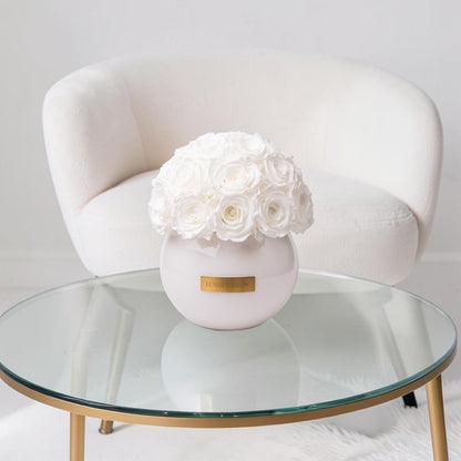 Elegante Weisse Glassvase mit infinity weisse Rosen | LUNERVA GLOW 