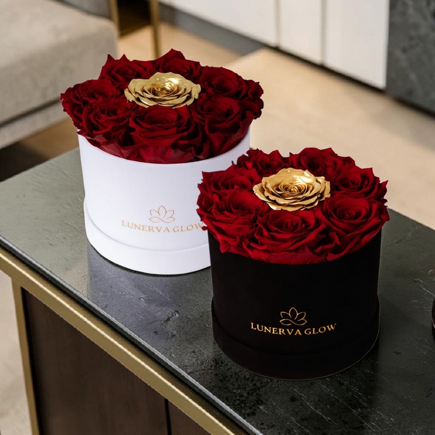 Weiße und Schwarze Rosenboxen mit haltbaren Roten und Goldenen Rosen. Duo