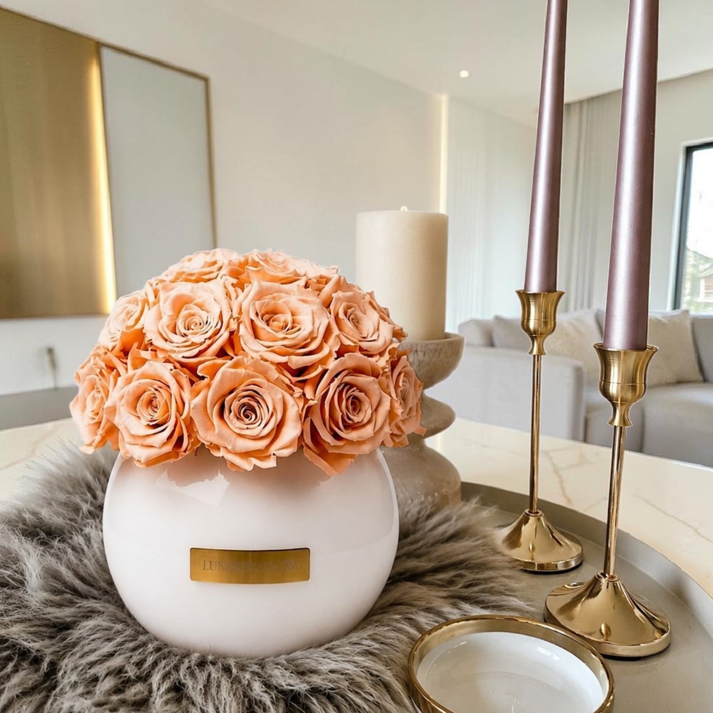 Weiße Glass Vase mit haltbaren Peach Rosen. Dekoration | Lunerva Glow 