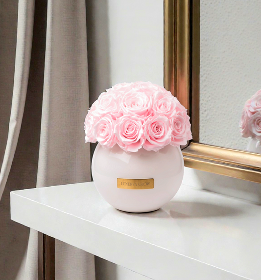 Weiße Runde Vase mit Bridal Pink Infinity Rosen | LUNERVA GLOW