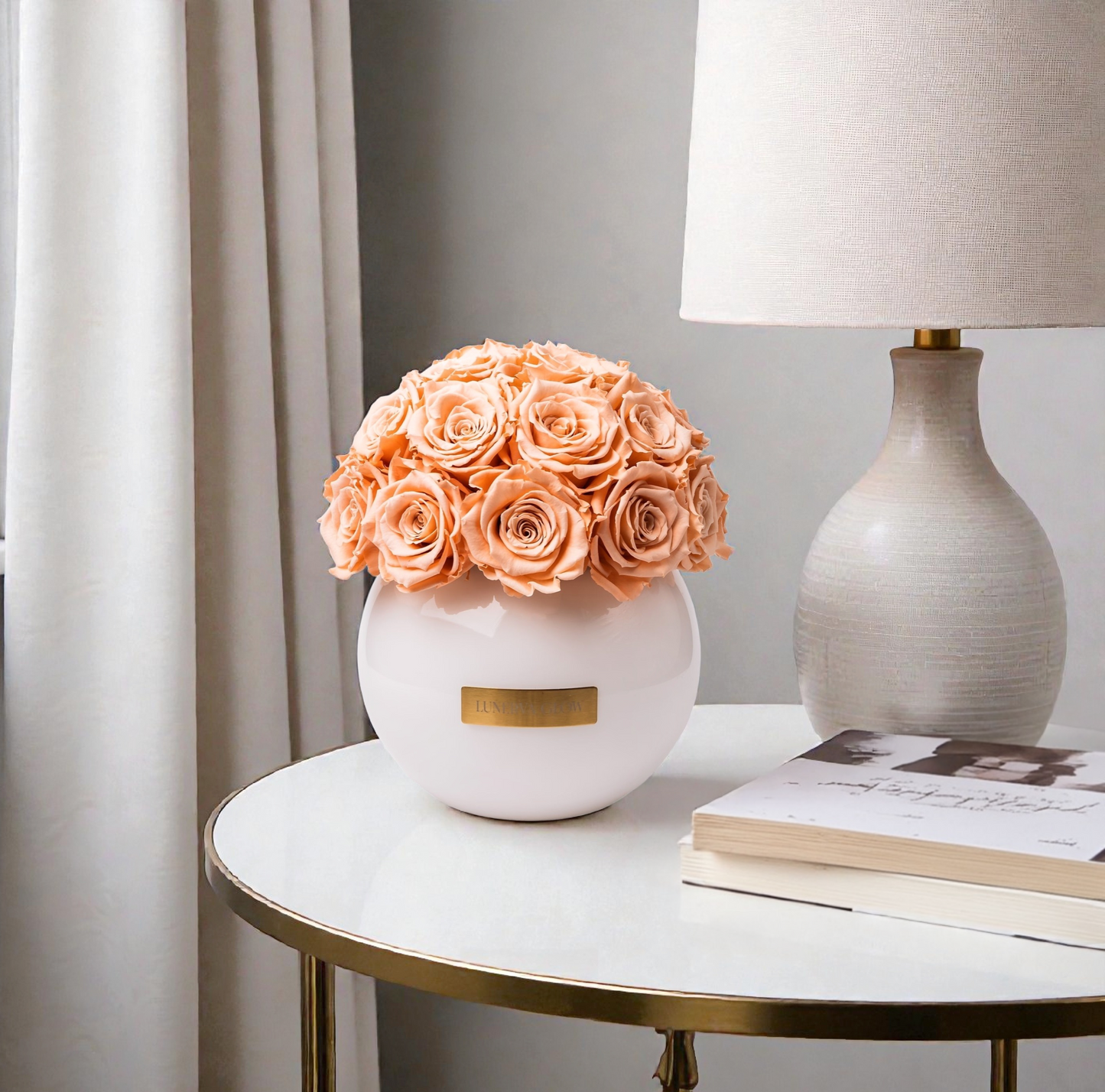 Weiße Glass Vase mit ewigen Peach Rosen | LUNERVA GLOW 
