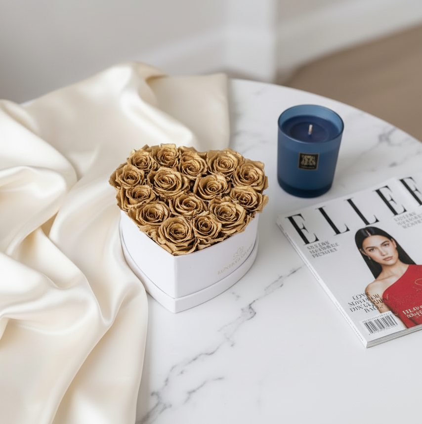 Lifestyle.  Ein elegantes Geschenk zum Weihnachten mit ewigen goldenen Rosen im Herzbox | Lunerva Glow 