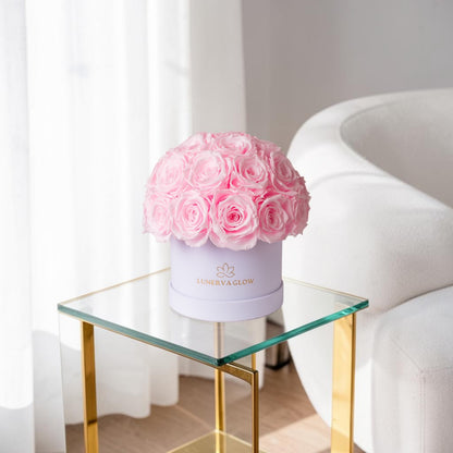 Weiße Blumenbox aus Samt mit Bridalpink Infinity Rosen in Mushroom Optik | Lunerva Glow 