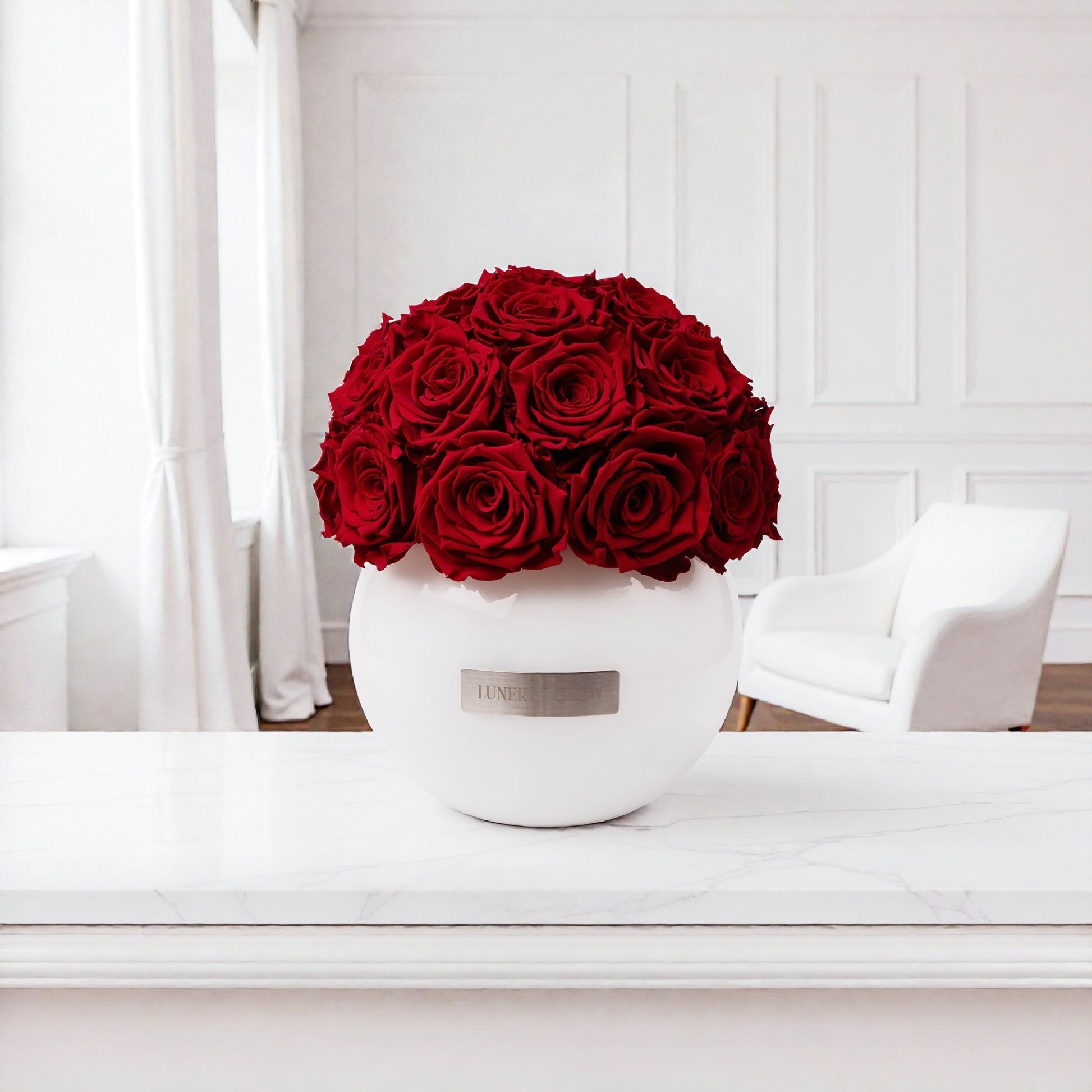 Weisse glass Vase mit haltbaren Rosen in Royal Red | LUNERVA GLOW 