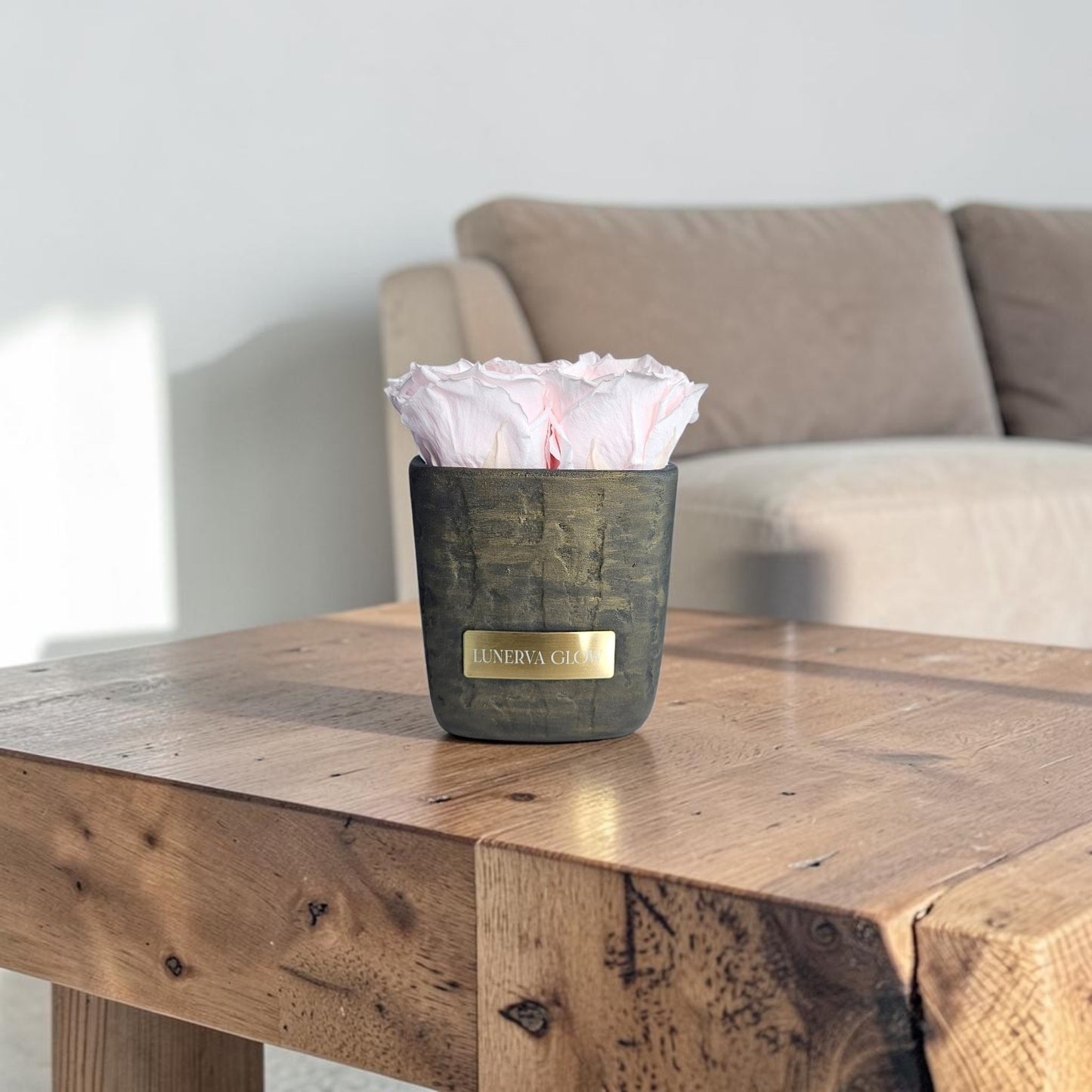 Quadratische schwarz-goldene Keramikvase mit Bridalpink infinity Rosen. Elegante Dkoreation.