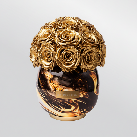 Elegante Vase mit goldenen konservierten Rosen. Decoration | Lunerva Glow 
